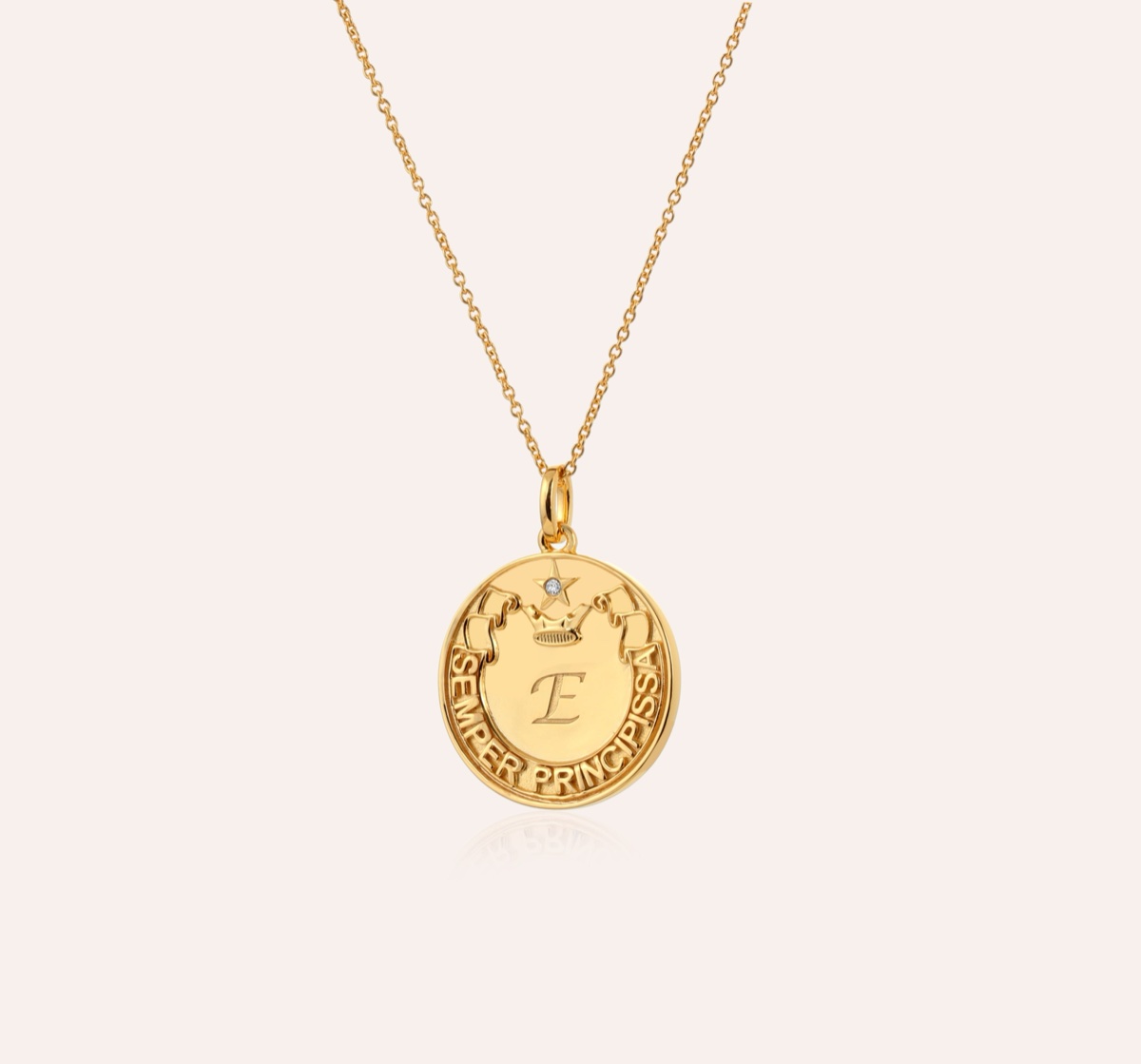 The Semper Principissa personalised initial pendant in 18K gold vermeil, engraved with the letter E